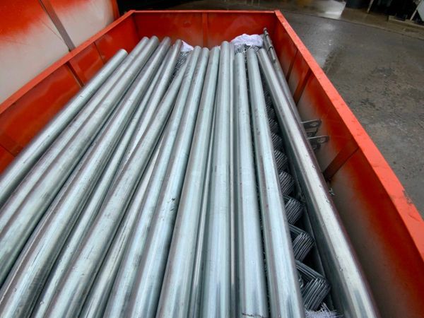 500ft GALVANISED CHAINLINK FENCING & POSTS. 377228533