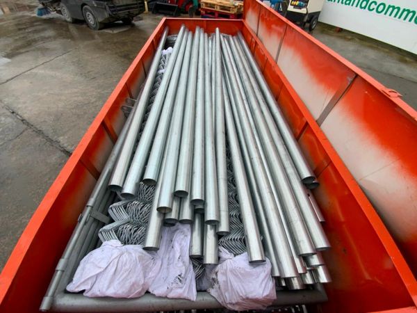 500ft GALVANISED CHAINLINK FENCING & POSTS. 377228537