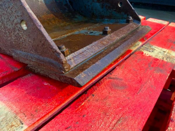 18" STRICKLAND BUCKET......30mm PINS..........145. 377228617