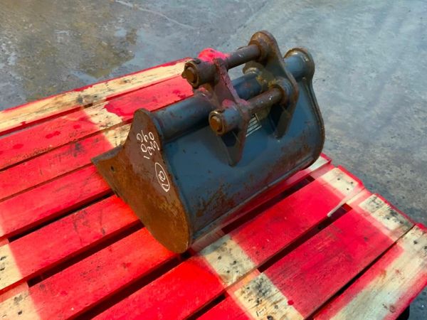 18" STRICKLAND BUCKET......30mm PINS..........145. 377228621