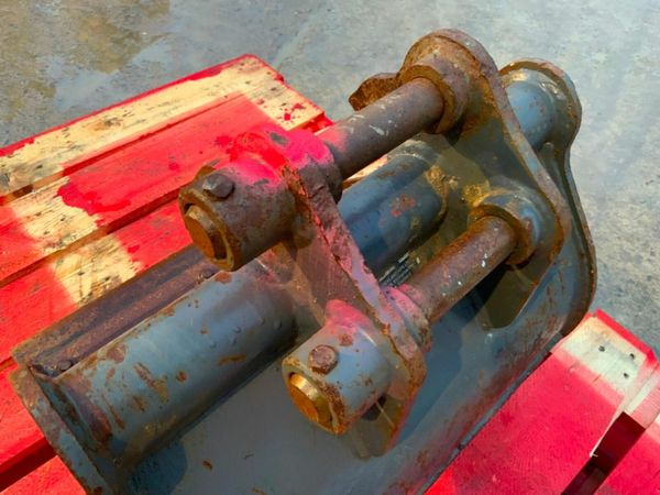 18" STRICKLAND BUCKET......30mm PINS..........145. 377228639