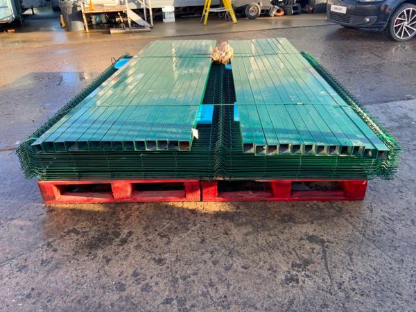 V MESH FENCING PANELS & POSTS..485. 377228770