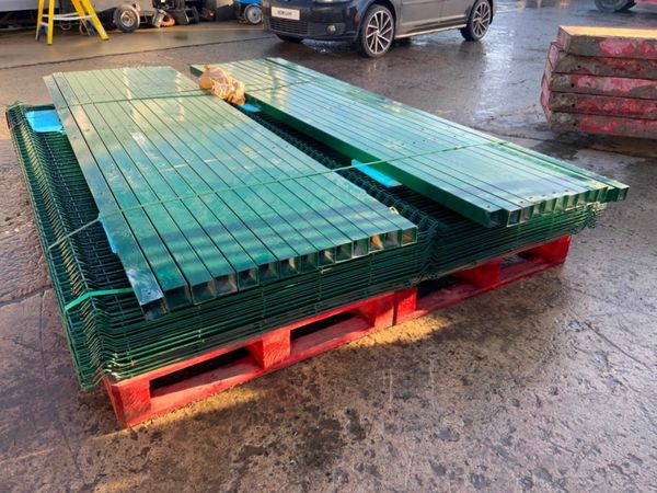 V MESH FENCING PANELS & POSTS..485. 377228771