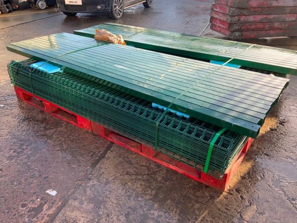 V MESH FENCING PANELS & POSTS..485. 377228772