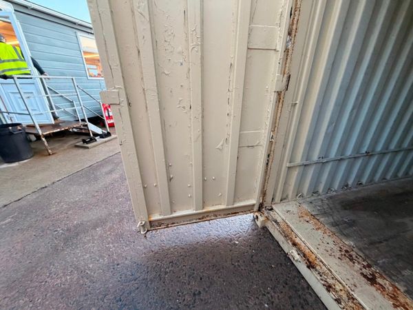 20 x 8 SHIPPING CONTAINER STORAGE....852P 377230170
