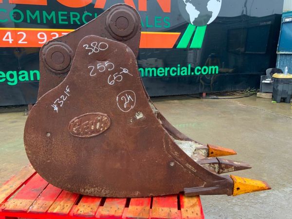24" GEITH DIGGING BUCKET.......65mm PINS......321f 377231224