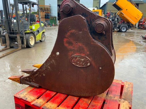 24" GEITH DIGGING BUCKET.......65mm PINS......321f 377231226