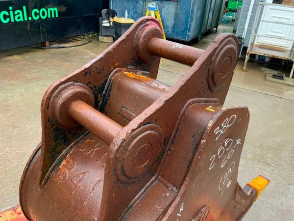 24" GEITH DIGGING BUCKET.......65mm PINS......321f 377231230