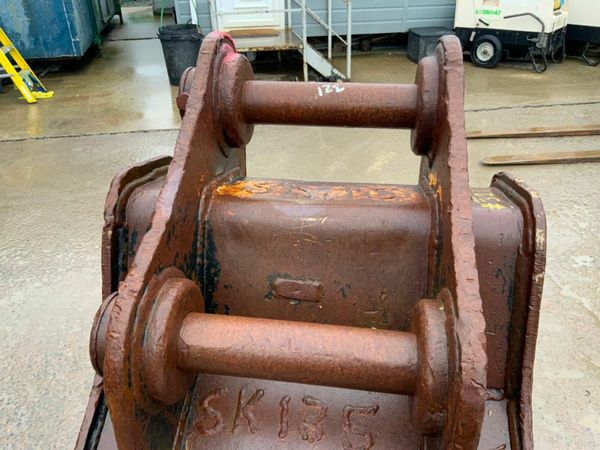 24" GEITH DIGGING BUCKET.......65mm PINS......321f 377231231