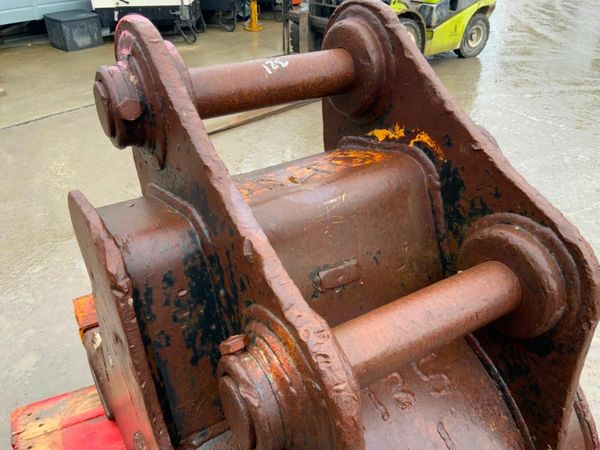 24" GEITH DIGGING BUCKET.......65mm PINS......321f 377231233