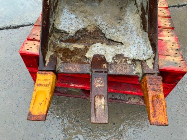 24" GEITH DIGGING BUCKET.......65mm PINS......321f 377231236