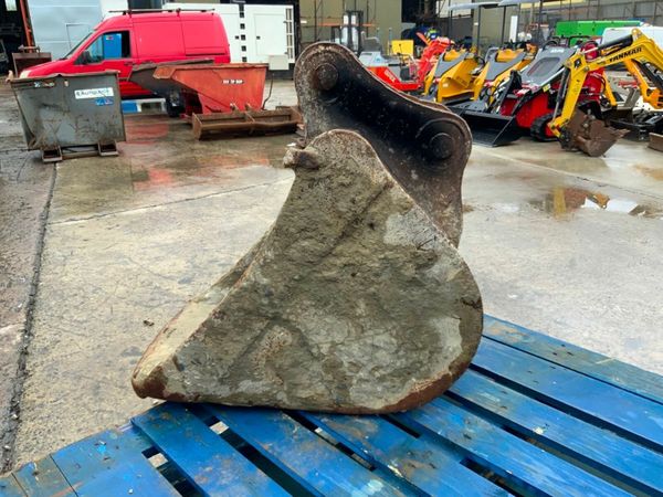 18" DIGGING BUCKET....45mm PINS.....2008. 377231371