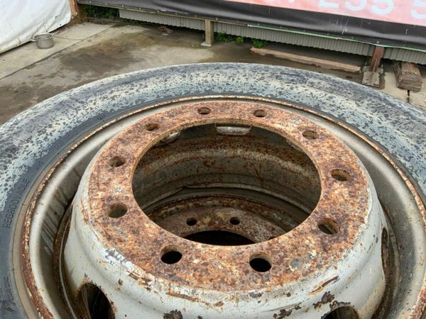 PART WORN / USED TRUCK TYRES.........22.5. 377231892