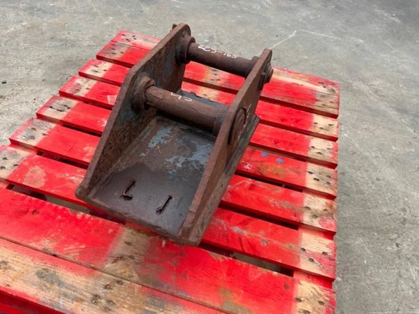 45mm x 50mm QUICK HITCH BUCKET ADAPTOR...260. 377232007