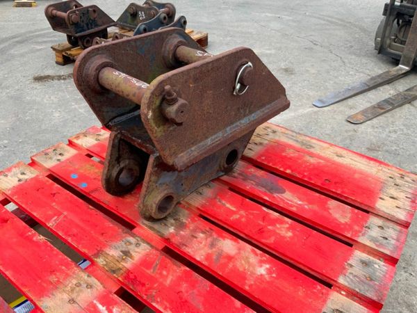 45mm x 50mm QUICK HITCH BUCKET ADAPTOR...260. 377232011