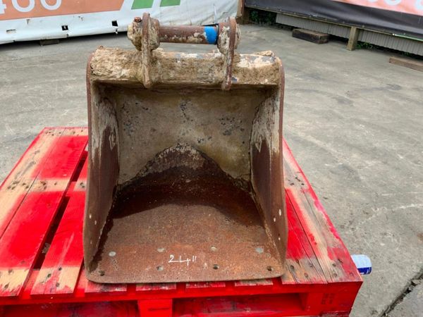 24" DIGGING BUCKET...45mm PINS......148wa. 377232030