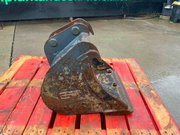 24" MINI DIGGER  BUCKET..........35mm PINS......00 377232194