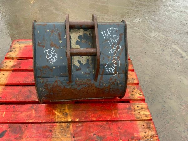 24" MINI DIGGER  BUCKET..........35mm PINS......00 377232199