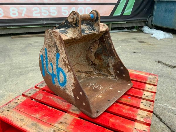 24" CAT DIGGING BUCKET......45mm PINS......146wa. 377232273