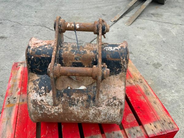 24" CAT DIGGING BUCKET......45mm PINS......146wa. 377232276