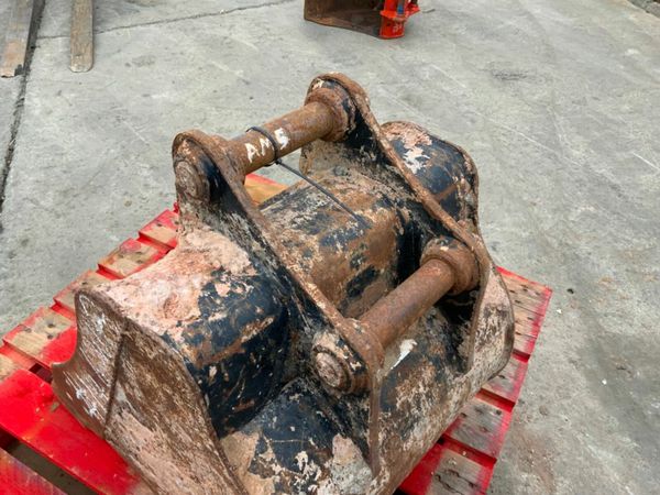 24" CAT DIGGING BUCKET......45mm PINS......146wa. 377232277