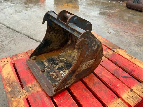 24" MINI DIGGER  BUCKET..........35mm PINS......00 377232202