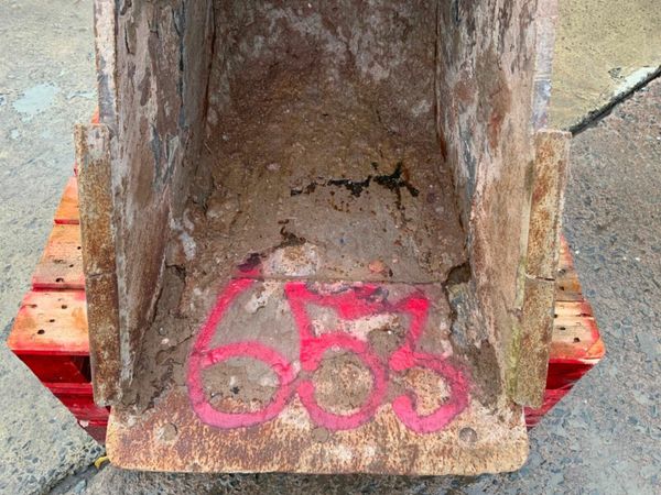 24" STRICKLAND BUCKET.........65mm PINS.........65 377232341