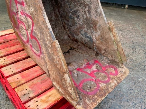 24" STRICKLAND BUCKET.........65mm PINS.........65 377232347