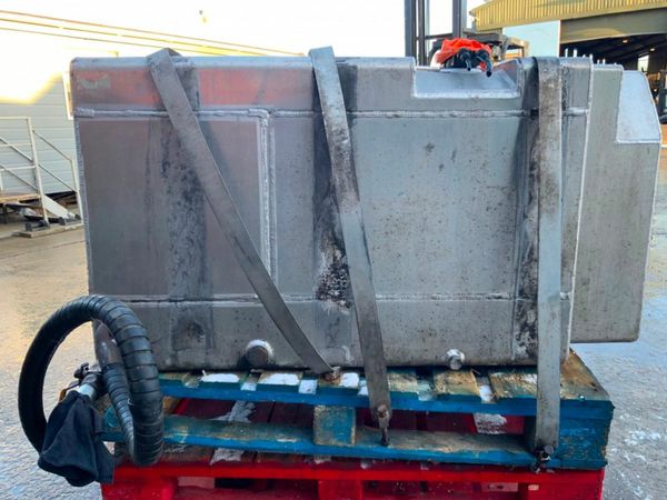 Volvo FH SB COMPONENTS DIESEL / HYDRAULIC TANK. 377232442
