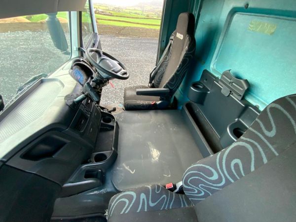 Iveco Stralis 26 TONNE REAR LIFT AXLE30ft  BODY. 377232535