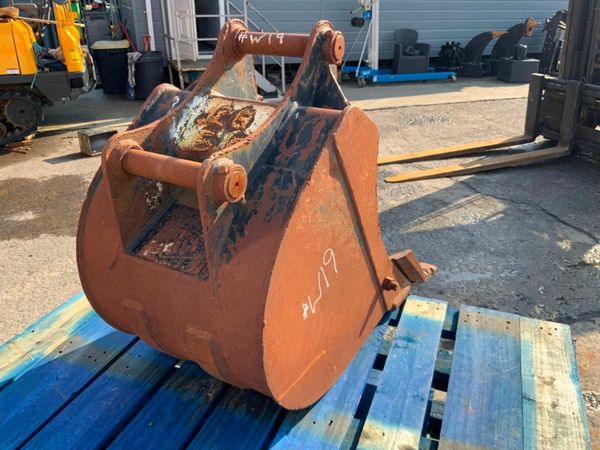 18" JCB MINI DIGGING BUCKET.....40mm PINS.....19w 377233033