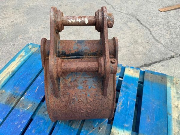 12"  MINI DIGGER BUCKET.....35mm PINS.......232w. 377233230