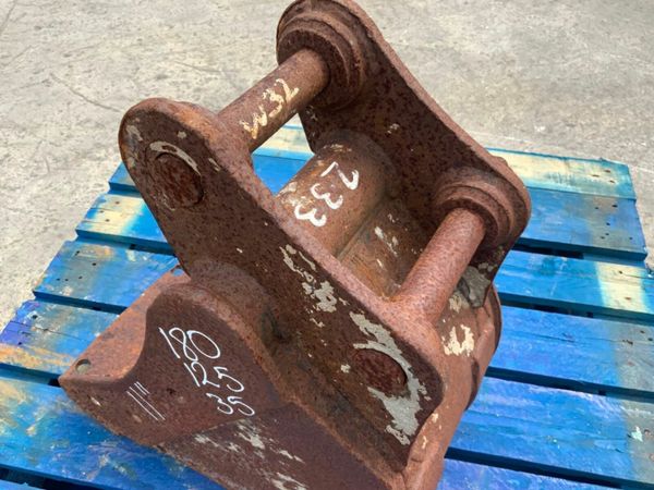 11" DIGGING BUCKET.....35mm PINS.......233w. 377233323