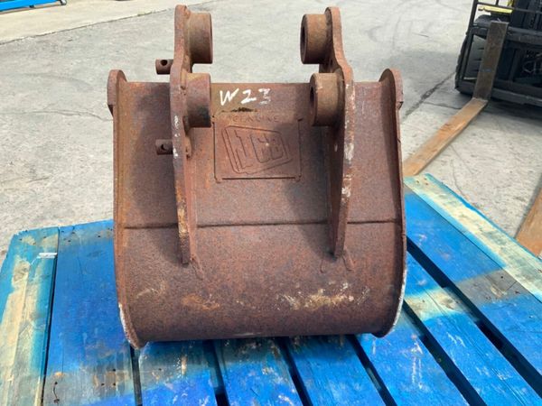 18"  JCB MINI DIGGER BUCKET...35mm PINS.....238w.. 377233334