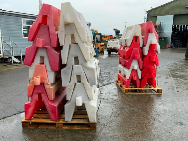 WATER FILL TYPE  PVC PEDESTRIAN BARRIERS. 377233474