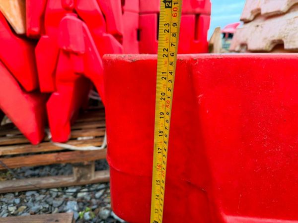 WATER FILL TYPE  PVC PEDESTRIAN BARRIERS. 377233478