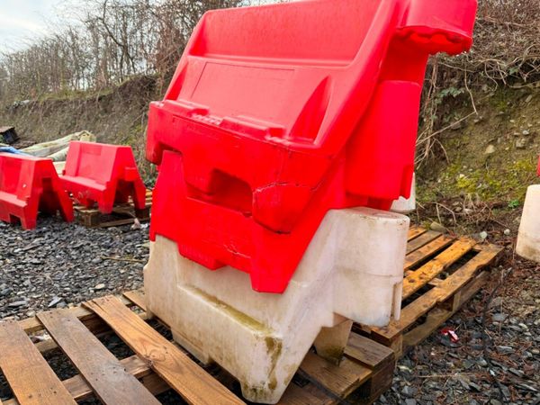 WATER FILL TYPE  PVC PEDESTRIAN BARRIERS. 377233481