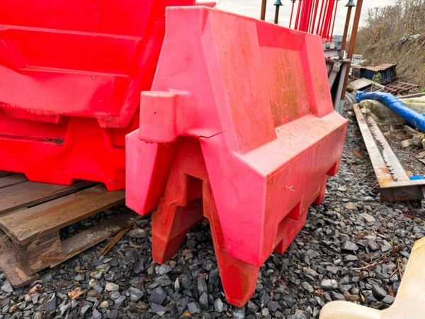 WATER FILL TYPE  PVC PEDESTRIAN BARRIERS. 377233482