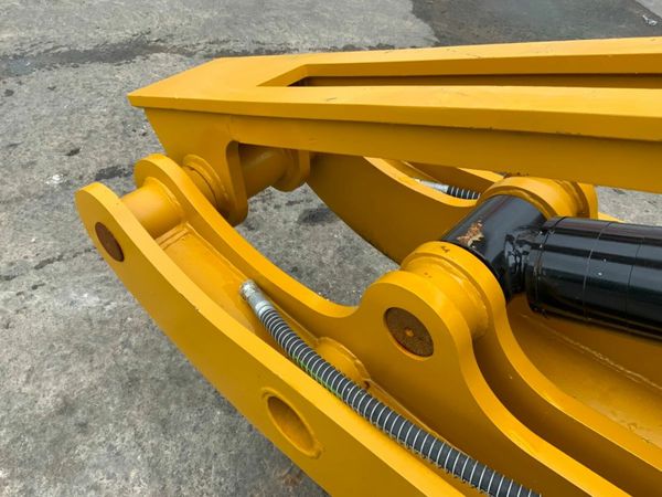 NEW HYDRAULIC THUMB GRAB....80mm PINS...7263 377234026