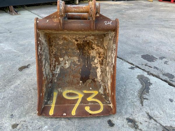 24" DIGGING BUCKET.........45mm PINS.....193. 377234677