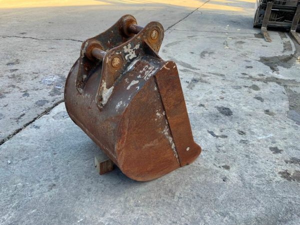 24" DIGGING BUCKET.........45mm PINS.....193. 377234685