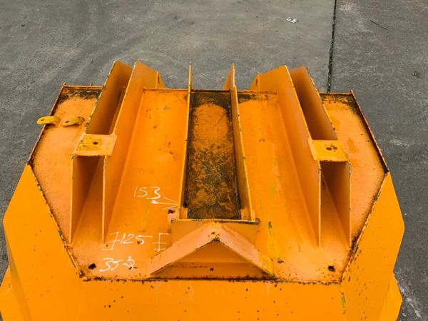 3t SWIVEL DUMPER TIPPING SKIP............1230. 377235388