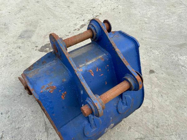 30" DIGGING BUCKET....45mm PINS.....982-28. 377235926