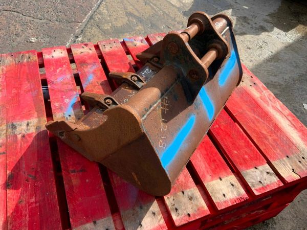 24" MINI DIGGER BUCKET.......30mm PINS.....1218. 377236152