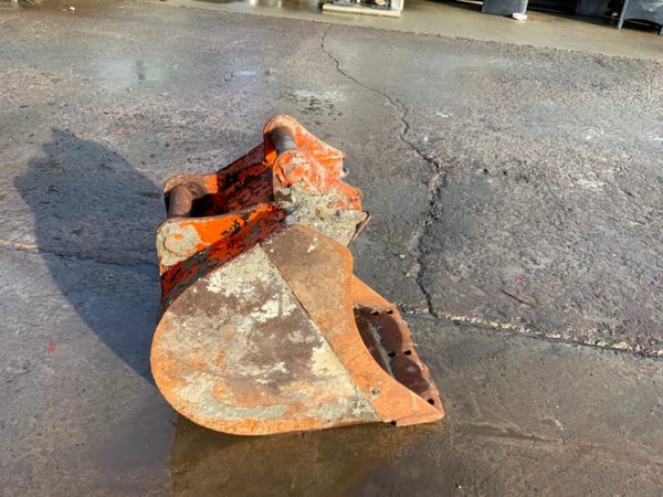 18" DIGGING BUCKET....45mm PINS.........10. 377236184