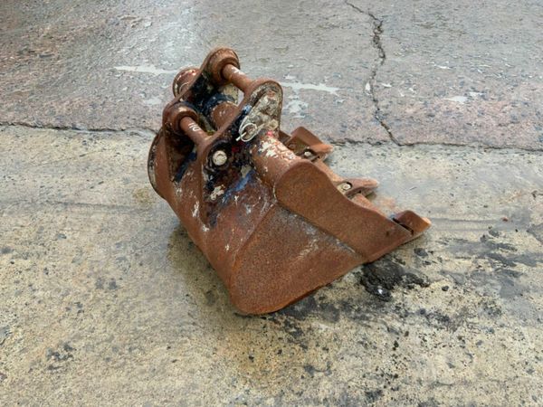 18" MINI DIGGER BUCKET...30mm PINS.....1830 377236360