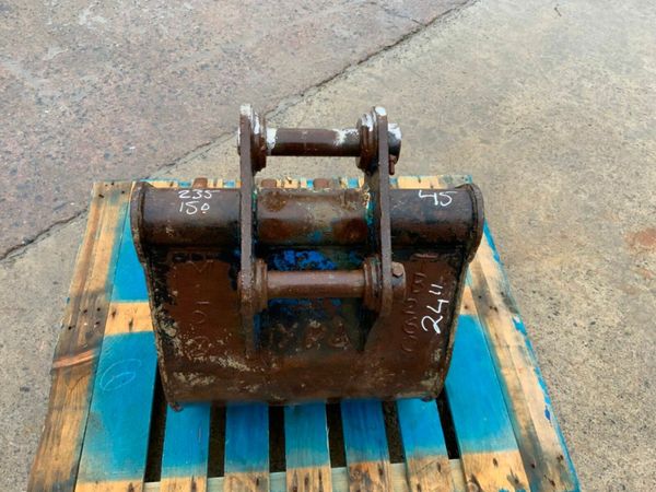 24" DIGGING BUCKET....45mm PINS........260mh 377236375