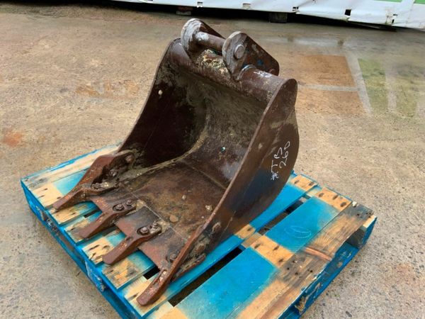 24" DIGGING BUCKET....45mm PINS........260mh 377236377