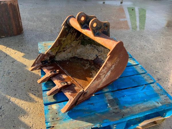 24" DIGGING BUCKET....30mm PINS.......24CPH. 377236384