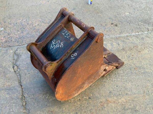 18" DIGGING BUCKET......50mm PINS.......1252. 377236302